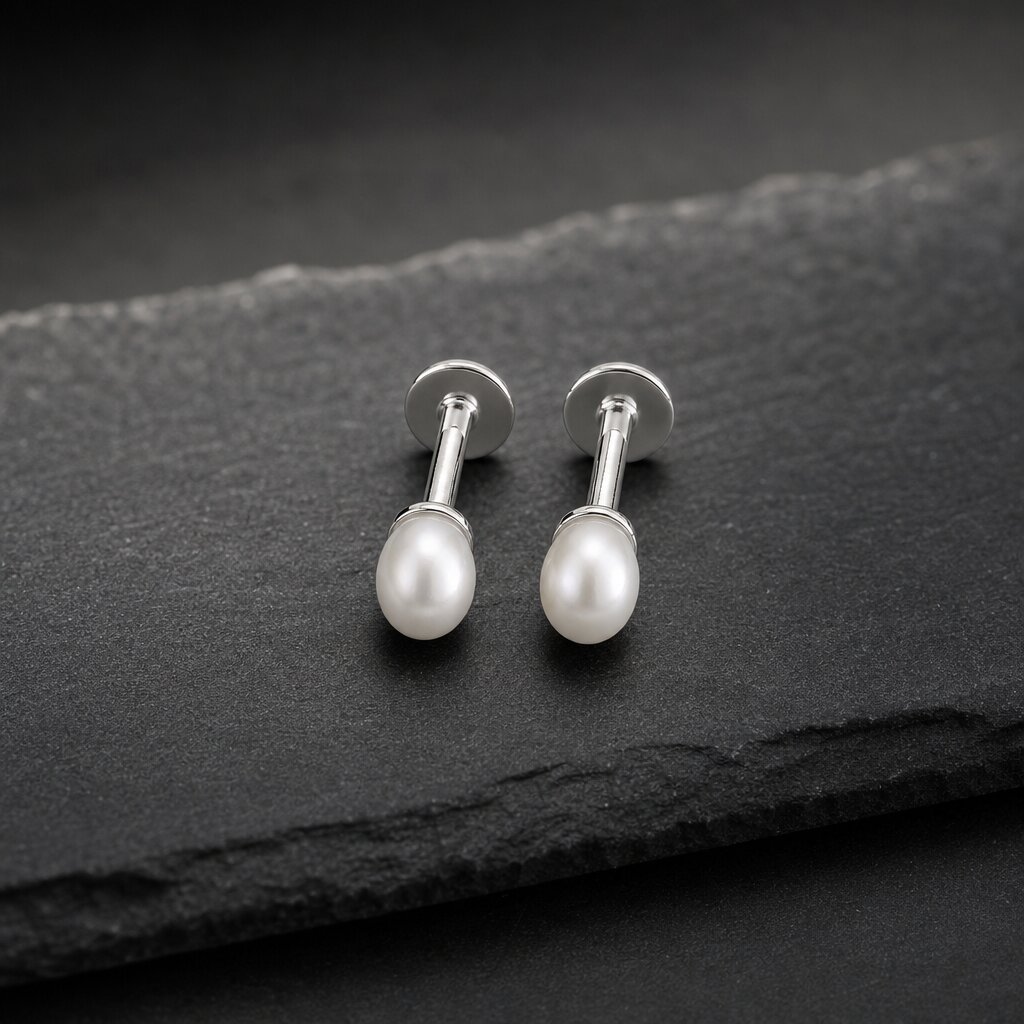 20820262 Silver Pearl Studs - Image 1