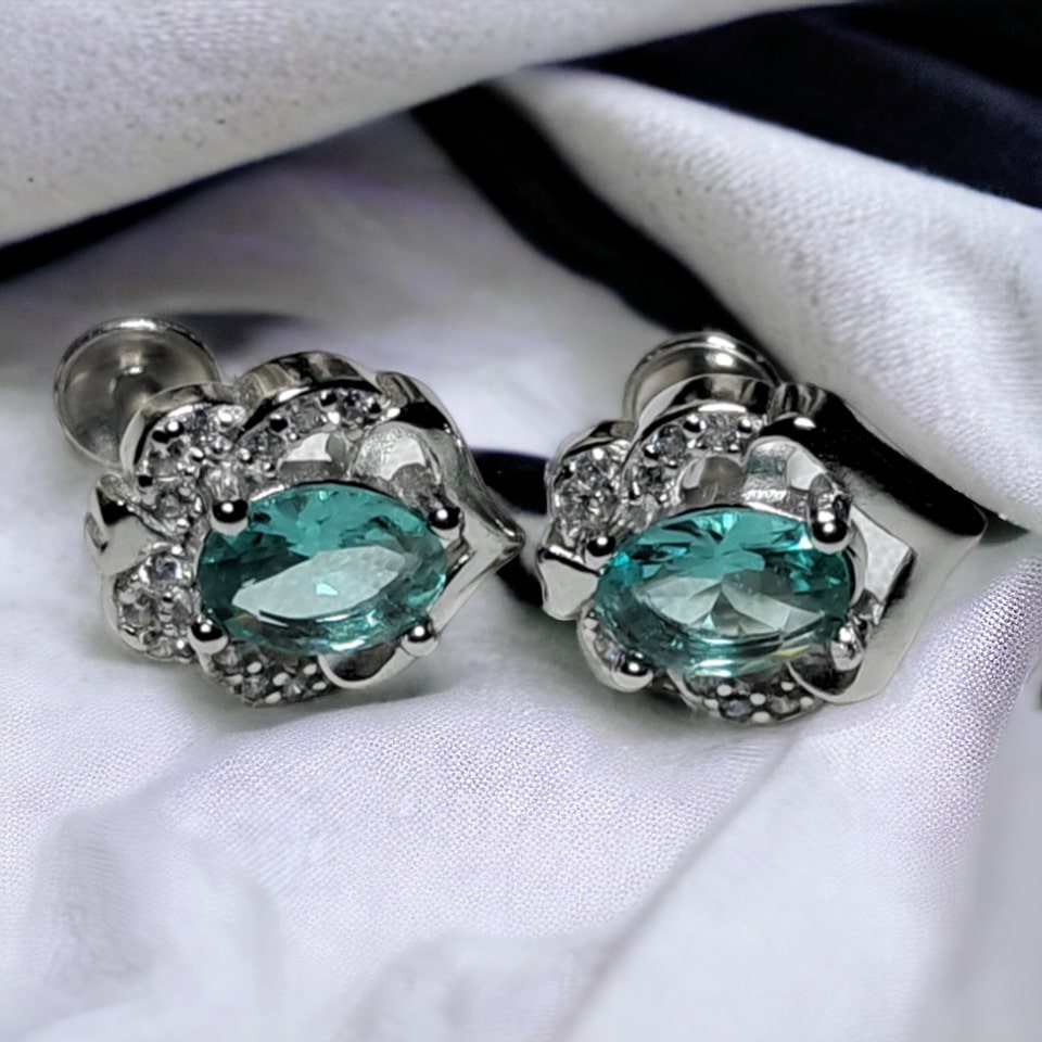 233018 Green stone -Silver stud - Image 1