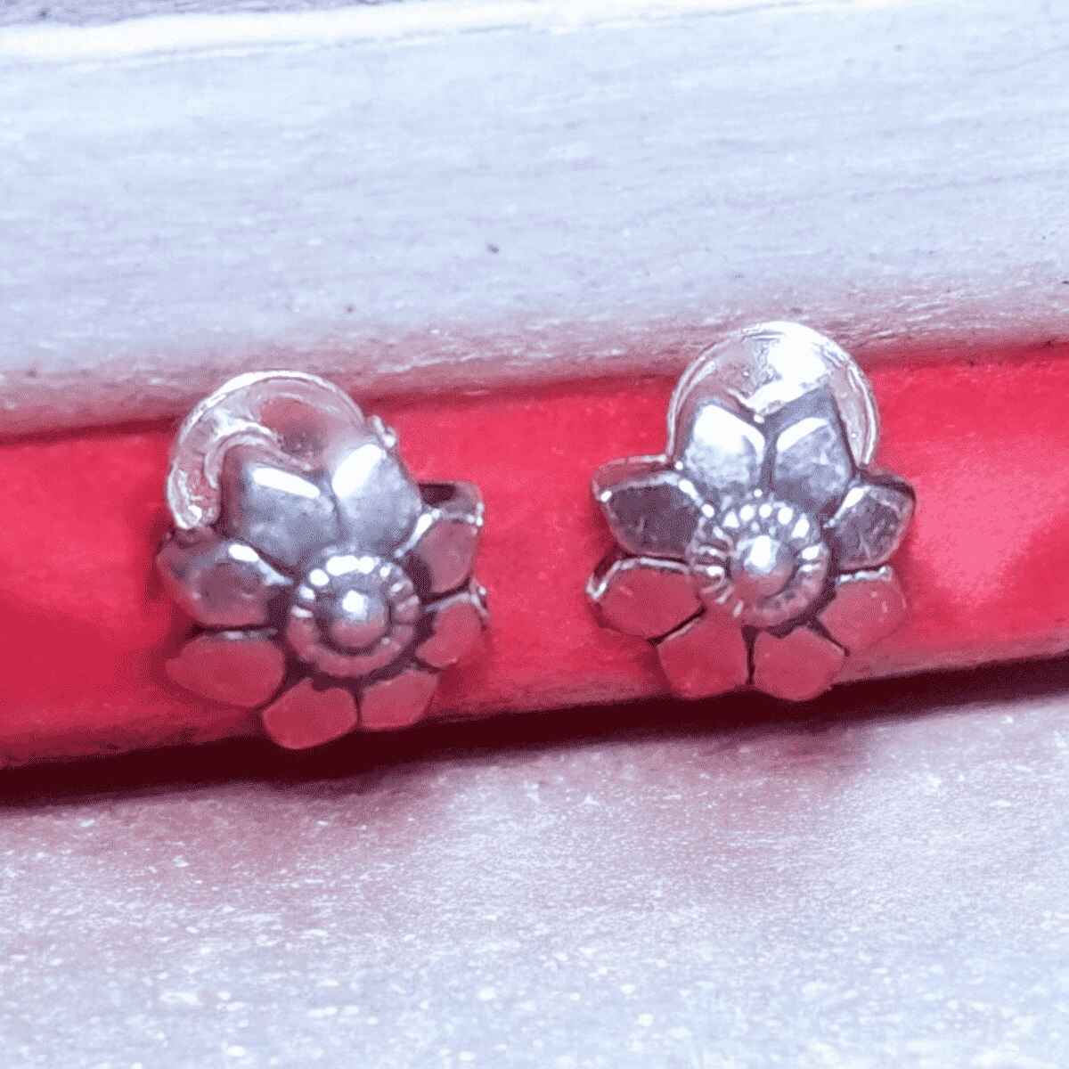 J24072135 Silver Stud - Image 1