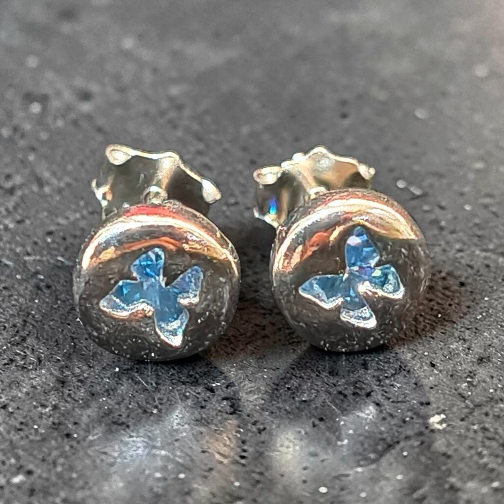 2026091437 Silver Royal Studs - Image 1